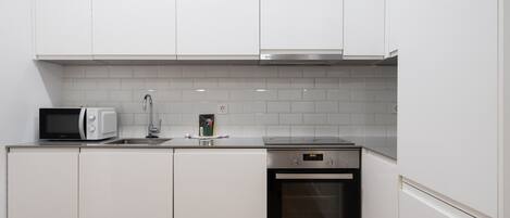 Frigorífico, microondas, horno y lavavajillas