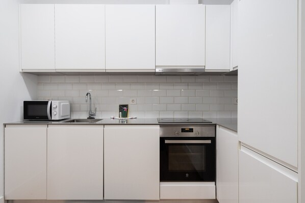 Geladeira, micro-ondas, fogão, cooktop
