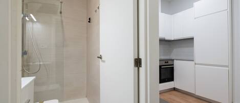 Dusche, Haartrockner, Handtücher