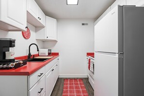 Fridge, microwave, oven, stovetop - Assembly Hall Hideaway  - Walk to Stadiums! (Bloomington)