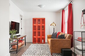 スマートテレビ、書庫、書斎 / ワークスペース