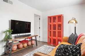 スマートテレビ、書庫、書斎 / ワークスペース