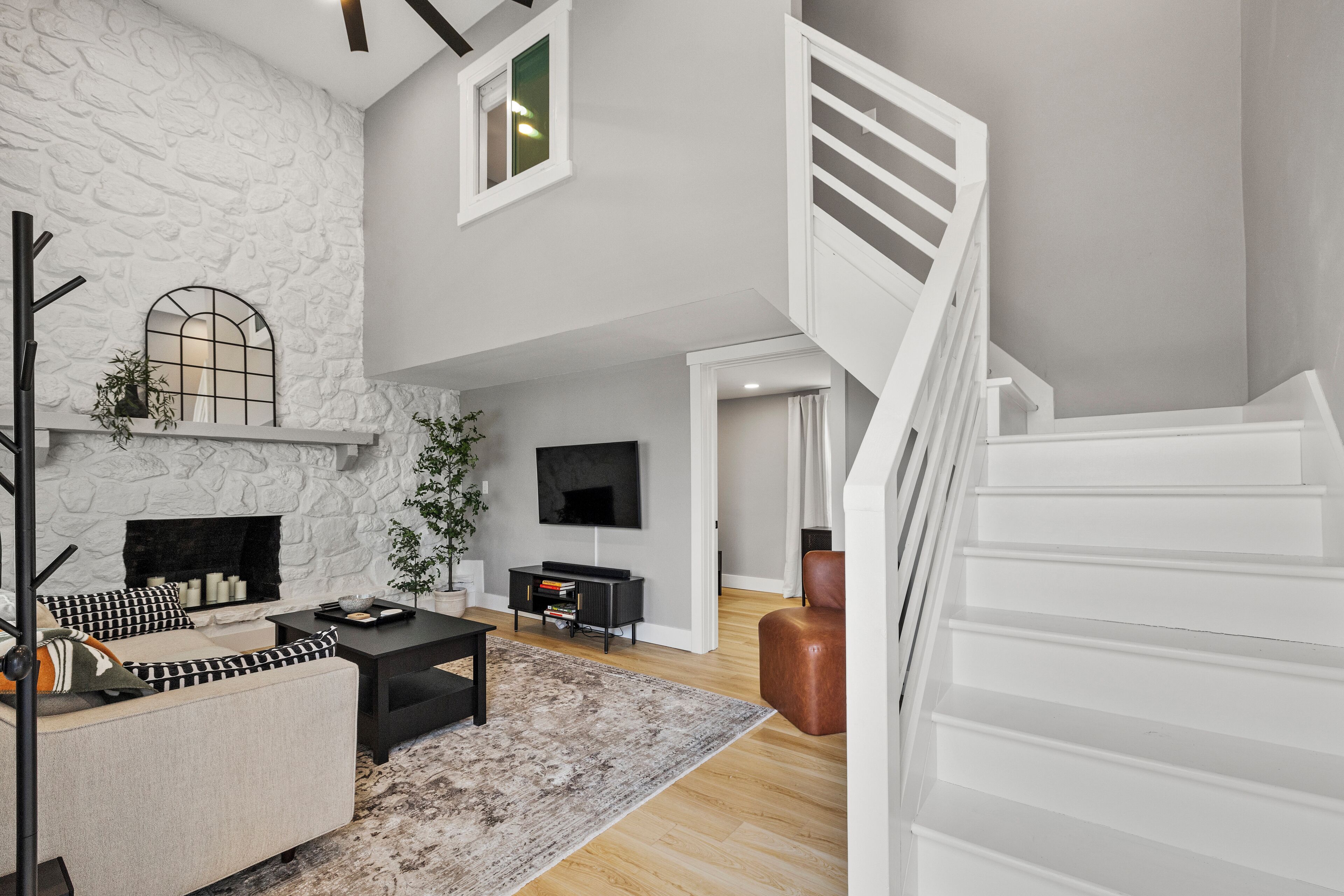 Televisión y oficina 