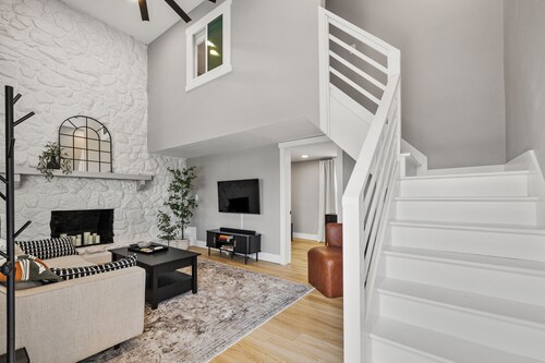Hoosier HQ: Sleek 3-Bed Near IU