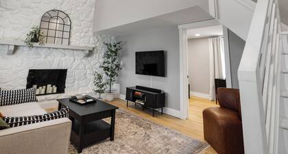 Hoosier HQ: Sleek 3-Bed Near IU
