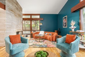 Smart-TV, Kamin, Videospiele, Bücher