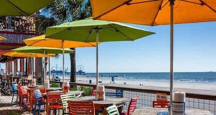 2 Bdrm/2 Bath Corner Penthouse Suite for 6, steps to The Cruises & The Strand!