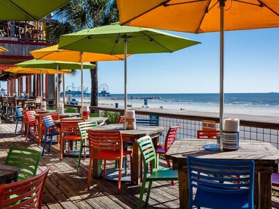 2 Bdrm/2 Bath Corner Penthouse Suite for 6, steps to The Cruises & The Strand!