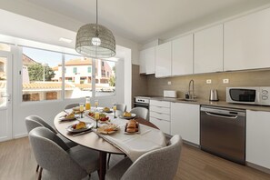 Fridge, microwave, oven, stovetop - SeaBreeze Residence - 2 minutes from the beach (Peniche)