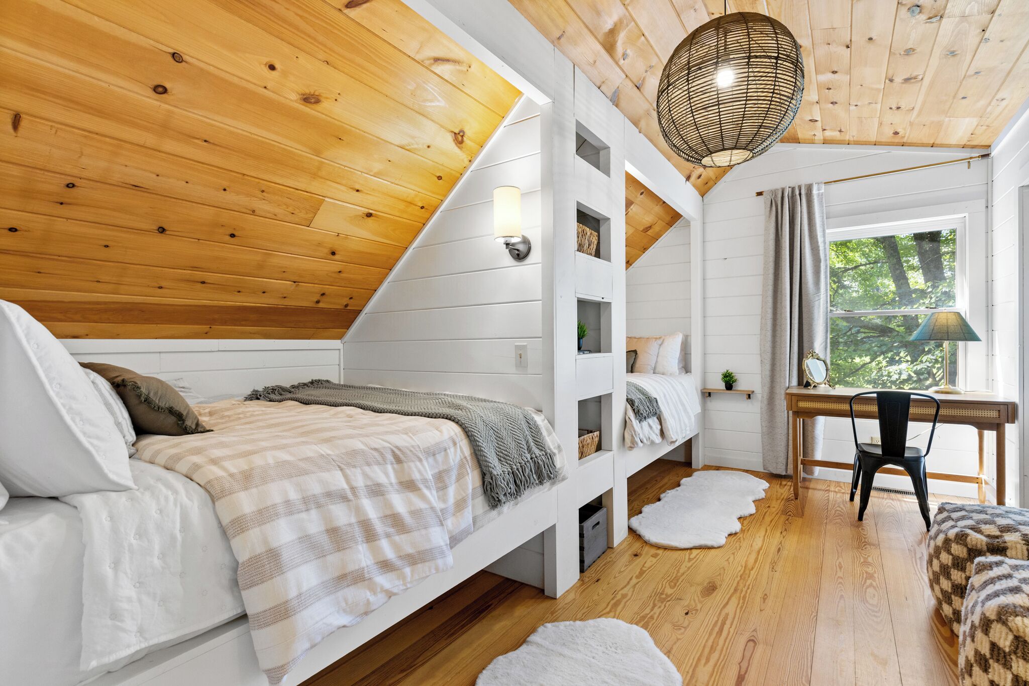 3 bedrooms, desk, iron/ironing board, travel crib