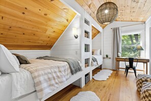 3 slaapkamers, een bureau, een strijkplank/strijkijzer, reisbedje