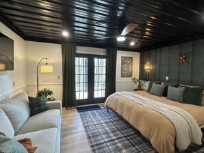 3 soverom, skrivebord, strykejern/-brett og reiseseng for barn