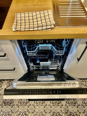 Departamento Deluxe, cocina, vista a la ciudad | Cocina privada | Refrigerador con congelador, parrilla de estufa y lavavajillas 