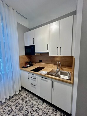 Luxury Apartment, Kitchen, City View | Private kitchen | Full-sized fridge, stovetop, dishwasher, coffee/tea maker - Art Living Vienna (Vienna)