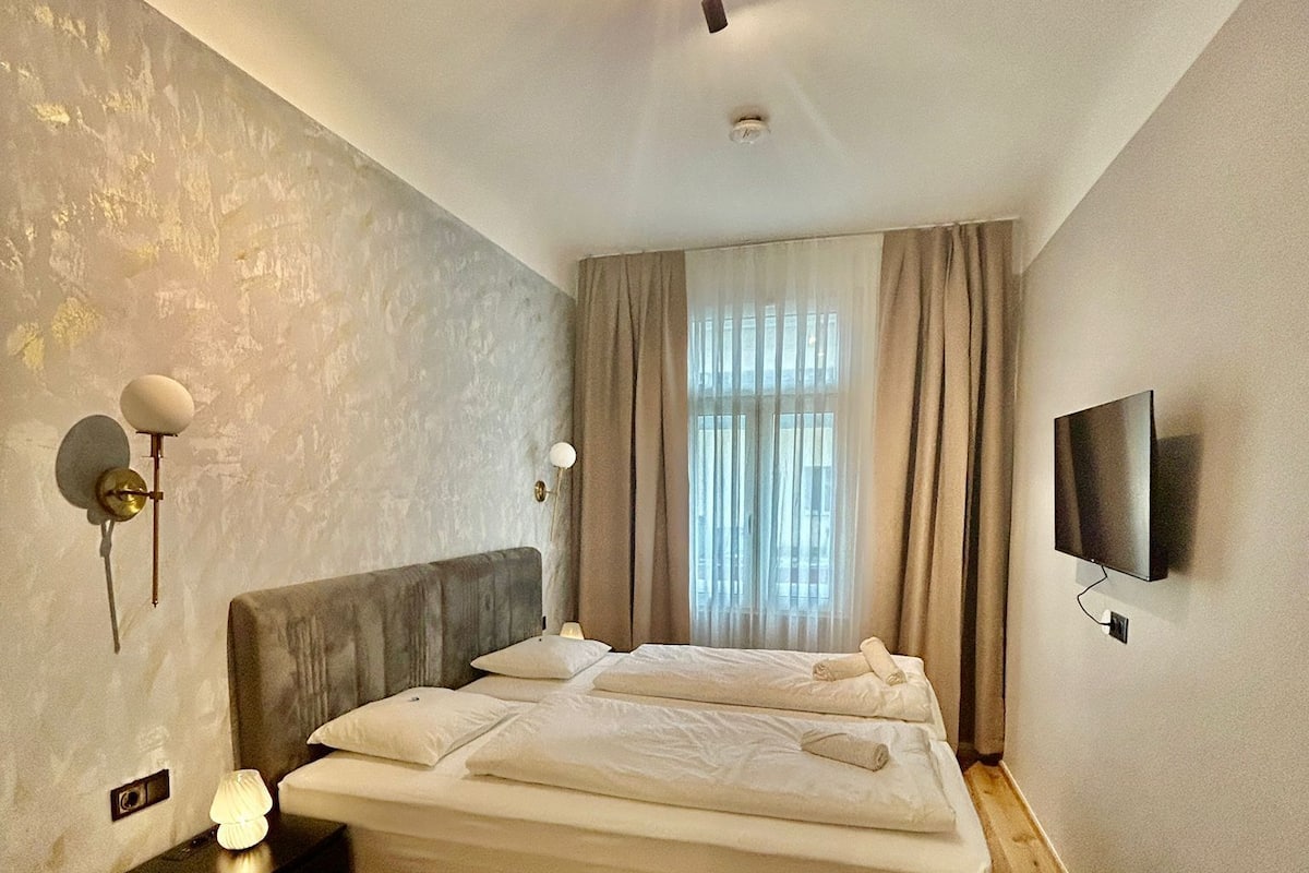 Luxury Apartment, Kitchen, City View | Pillowtop beds, soundproofing, free WiFi, bed sheets