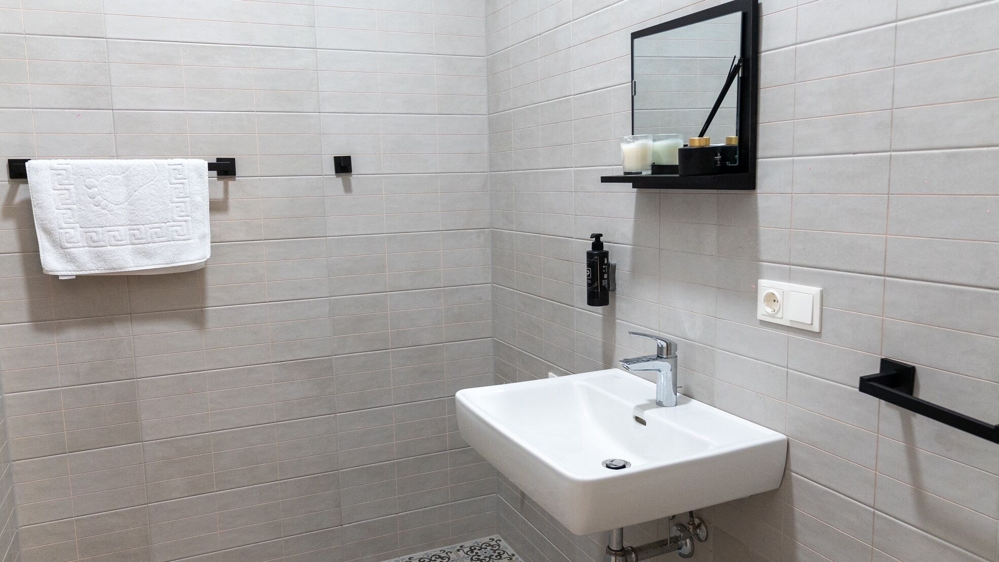 Ducha, secador de pelo, pantuflas, piso con calefacción en el baño