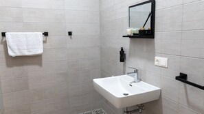 Een douche, een haardroger, pantoffels, vloerverwarming