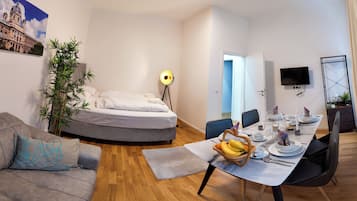 Departamento de diseñador, 2 habitaciones | Área de sala de estar | Smart TV de 35 pulgadas con canales digitales