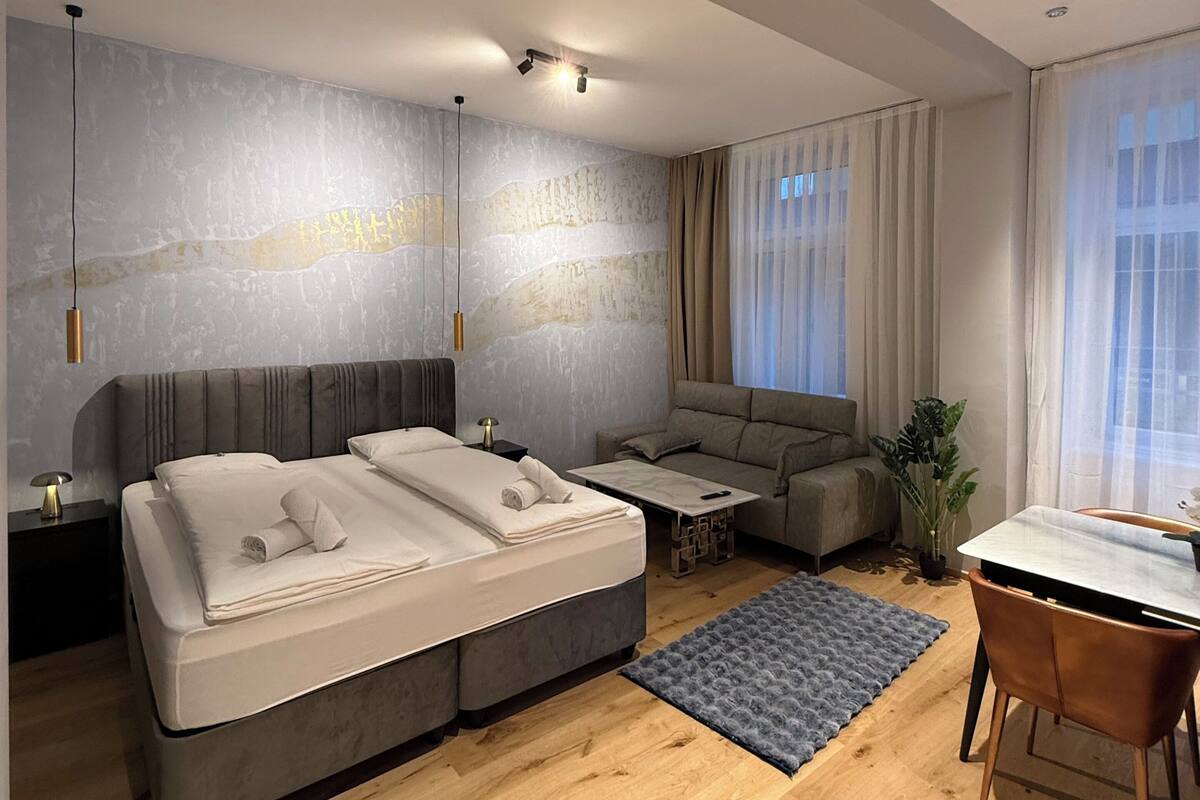 Luxury Apartment, 2 Bedrooms | Pillowtop beds, soundproofing, free WiFi, bed sheets