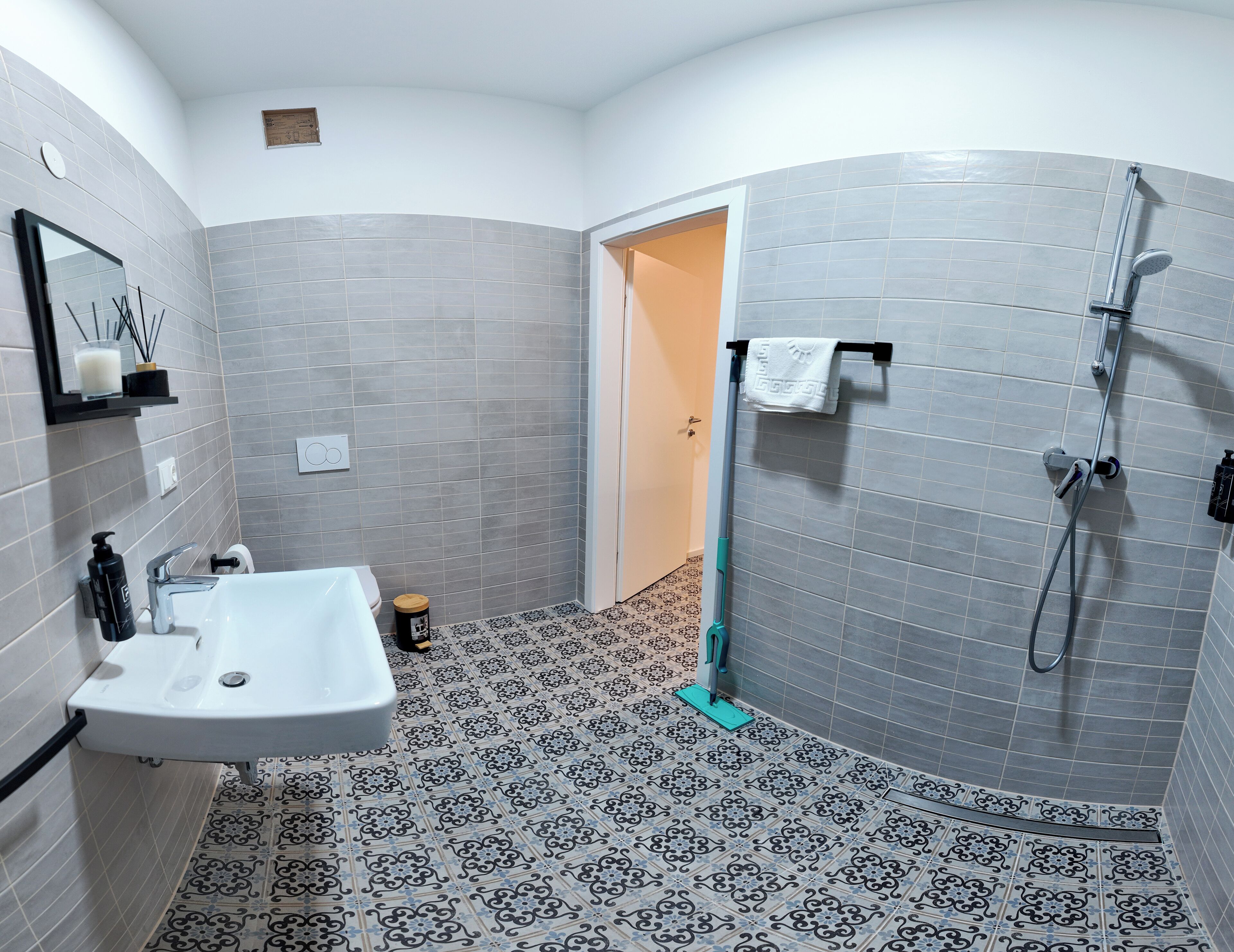 Familie appartement, keuken, uitzicht op de stad | Badkamer | Een douche, een haardroger, pantoffels, vloerverwarming