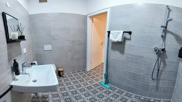 Familie appartement, keuken, uitzicht op de stad | Badkamer | Een douche, een haardroger, pantoffels, vloerverwarming