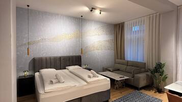 Luxury Apartment, 2 Bedrooms | Pillowtop beds, soundproofing, free WiFi, bed sheets