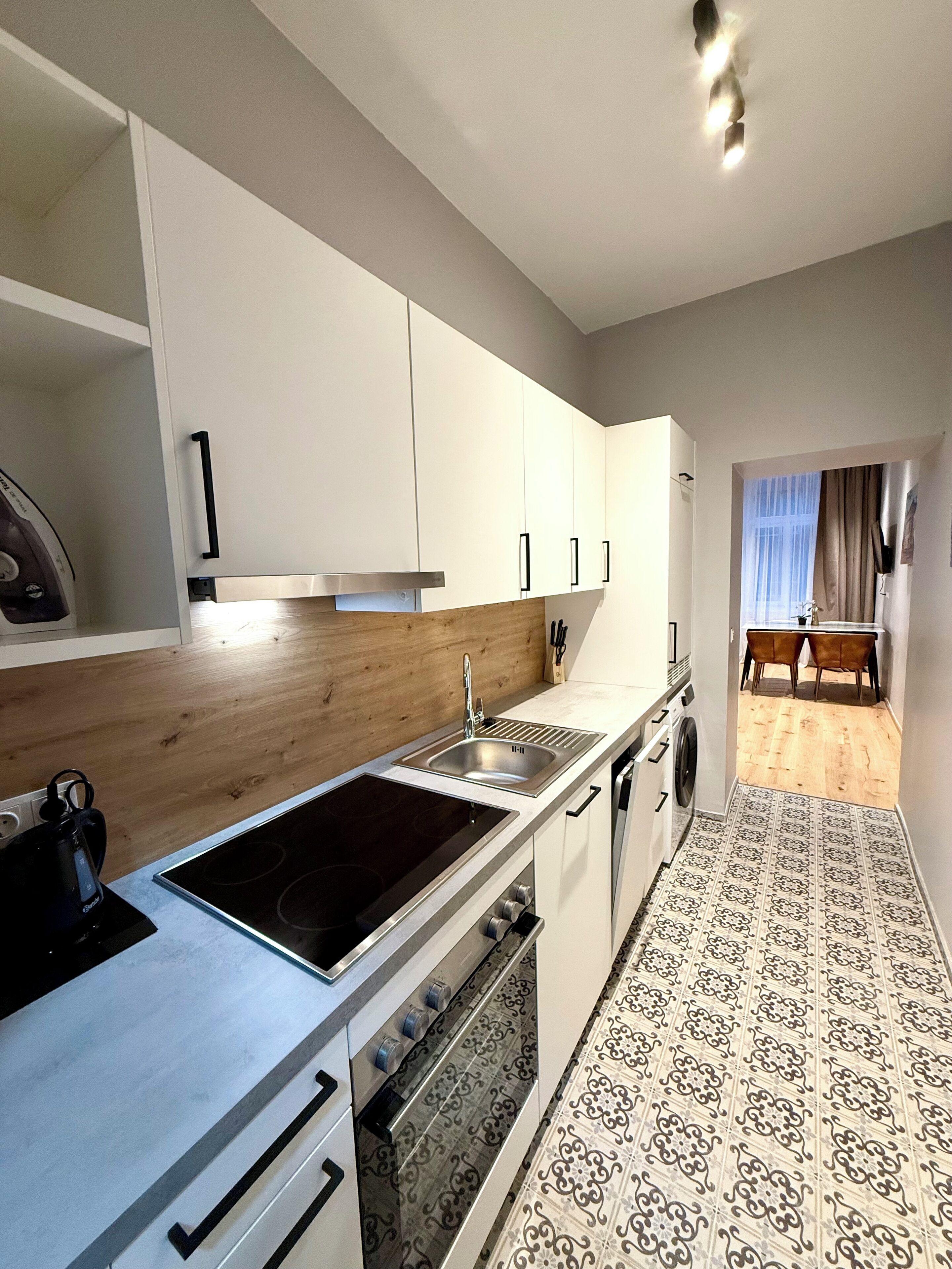 Apartamento de lujo, cocina, vistas a la ciudad | Cocina privada | Frigorífico grande, placa de cocina, lavavajillas y cafetera o tetera