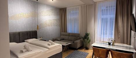 Luxury Apartment, 2 Bedrooms | Pillowtop beds, soundproofing, free WiFi, bed sheets