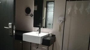 A modern bathroom with a white sink, a mirror, and a towel rack. - UMYouXuan Gaoxing Hotel (Shanghai Lianhua South Road) (Shanghai)