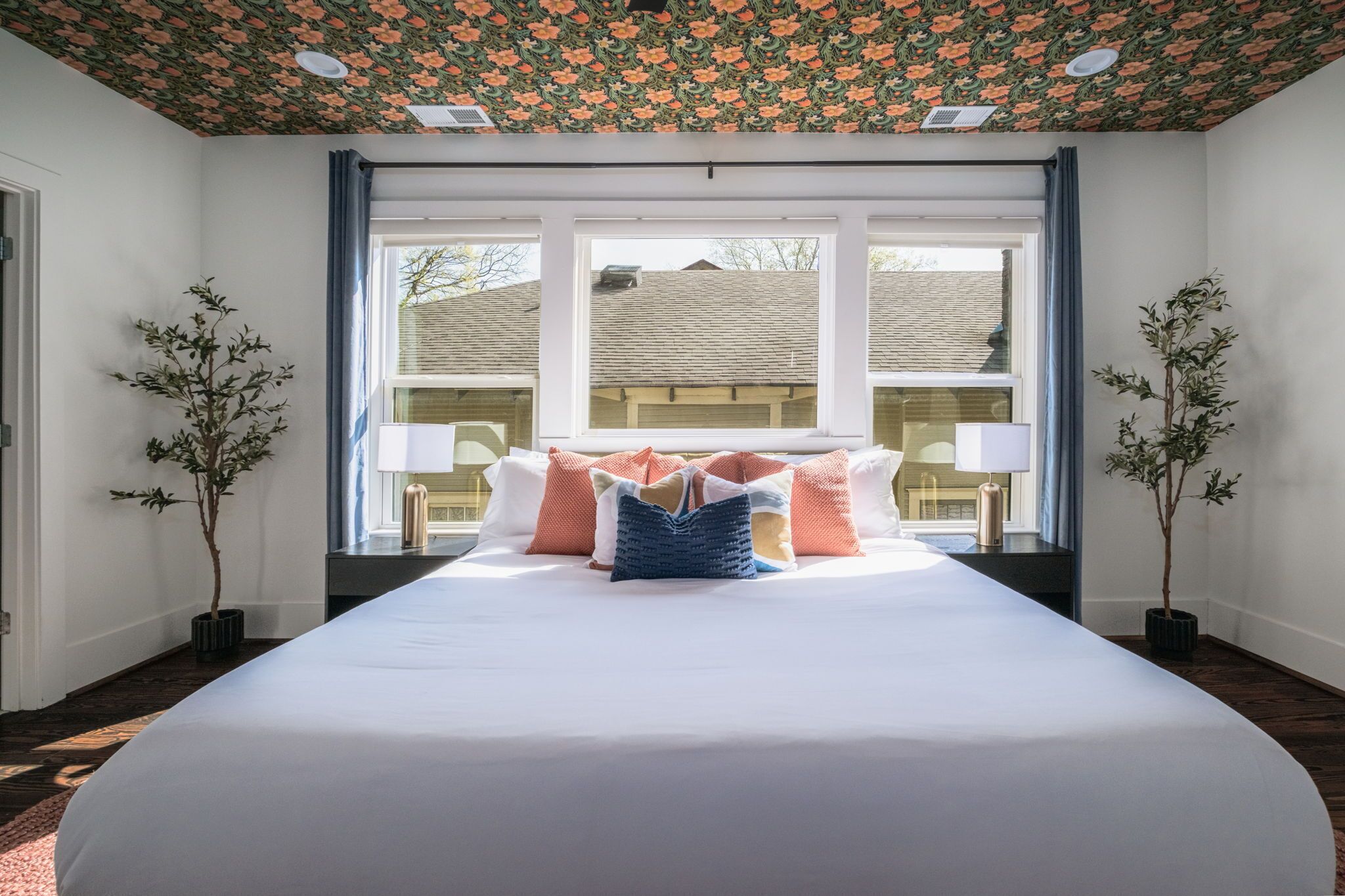 4 habitaciones, escritorio y tabla de planchar con plancha 