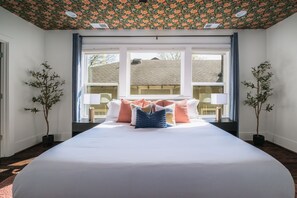 4 chambres, bureau, fer et planche à repasser, lit parapluie