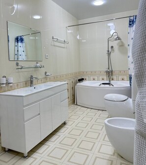 Hårføner, badekåper, tøfler og håndklær