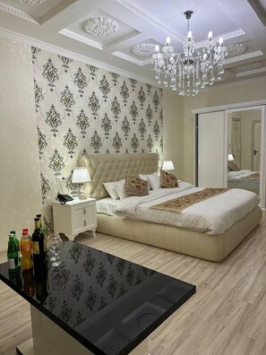 Dobbeltrom – deluxe | Safe på rommet, skrivebord og skrivebord for bærbar PC