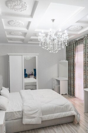 Habitació doble Deluxe | Caixa forta a l'habitació i escriptori