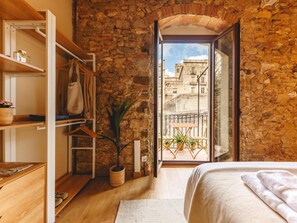 3 bedrooms, iron/ironing board, internet, bed sheets