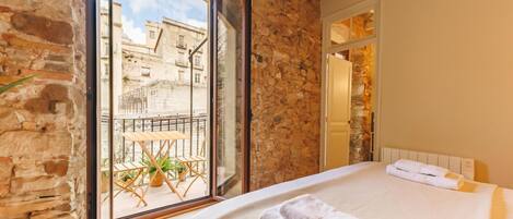 3 slaapkamers, een strijkplank/strijkijzer, internet, beddengoed