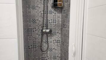 Dusche, Haartrockner, Handtücher, Seife