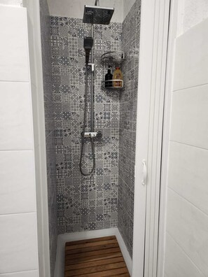 Shower, hair dryer, towels, soap - [Spacious +sea view with garden] (Arenzano)