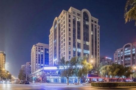 Exterior. Yinggeli Hotel (Zhengzhou East Railway Station Convention and Exhibition Center)