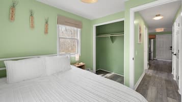 2 bedrooms, travel crib, free WiFi, bed sheets