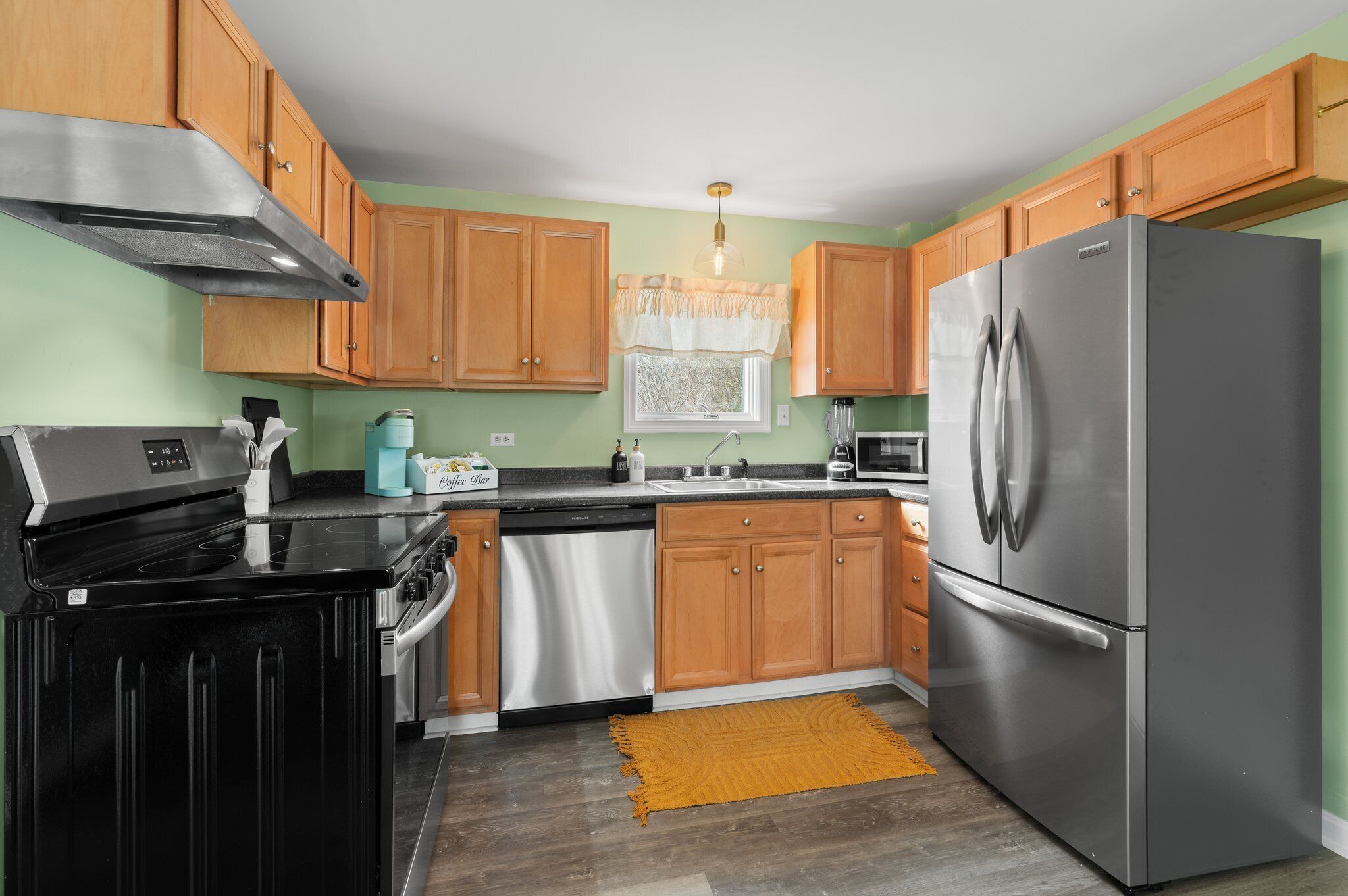 Een koelkast, een magnetron, een oven, een kookplaat