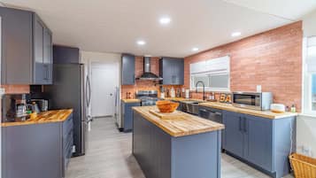 House, Berbilang Katil, Patio, Garden View (Pinewood) | Dapur peribadi | Peti sejuk, ketuhar gelombang mikro, ketuhar, dapur