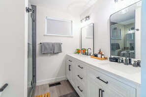 House, Multiple Beds, Patio, Garden View (Pinewood) | Bathroom - Cozy Family Haven in Sparks - Pet Friendly - Fenced Yard (Sparks)