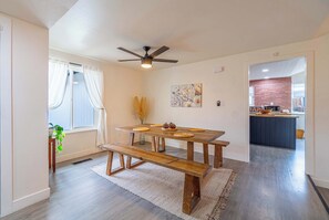 Ferienhaus, Mehrere Betten, Terrasse, Gartenblick (Pinewood) | Speisen
