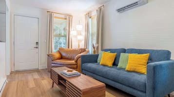 Casa, 2 camas Queen size, patio, vista a la ciudad (Litch) | Área de sala de estar | Televisión de 40 pulgadas con canales digitales