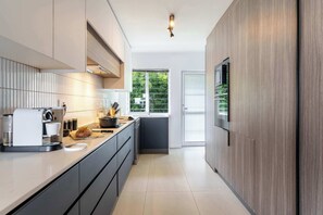 Kylskåp, mikrovågsugn, ugn och spishäll