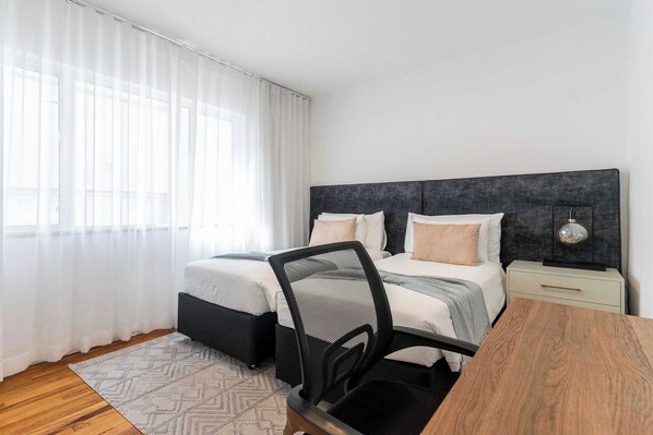 3 habitaciones, escritorio, tabla de planchar con plancha y wifi 