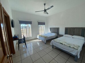 1 slaapkamer, een strijkplank/strijkijzer, wifi, beddengoed
