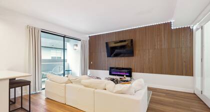 Charming 2-bedroom condo in a secure full service building