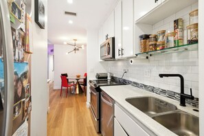 Microondas, horno, placa de cocina, lavavajillas